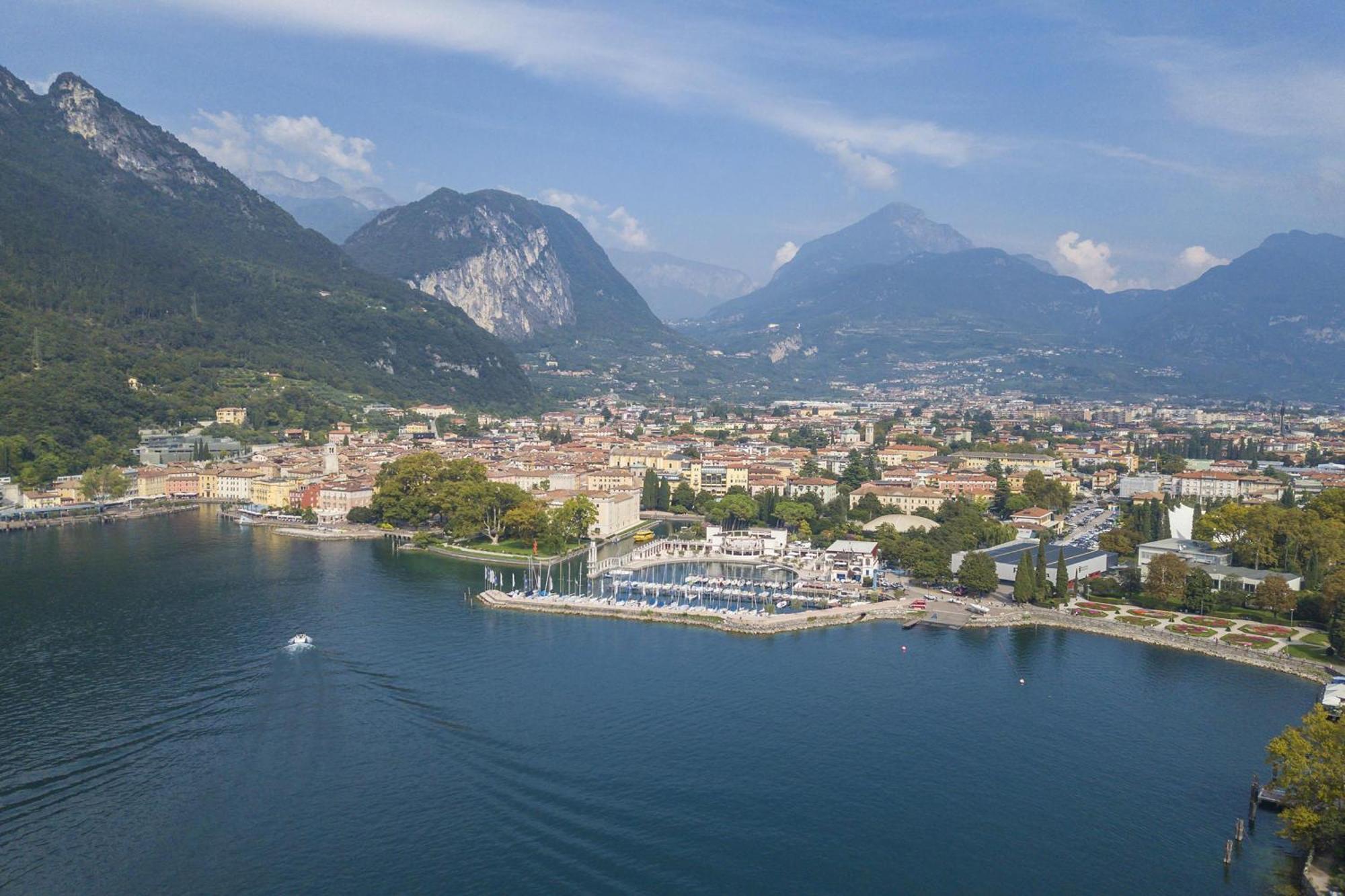 Balcone Sui Tigli Few Min From The Lake - Happy Rentals Riva del Garda Bagian luar foto