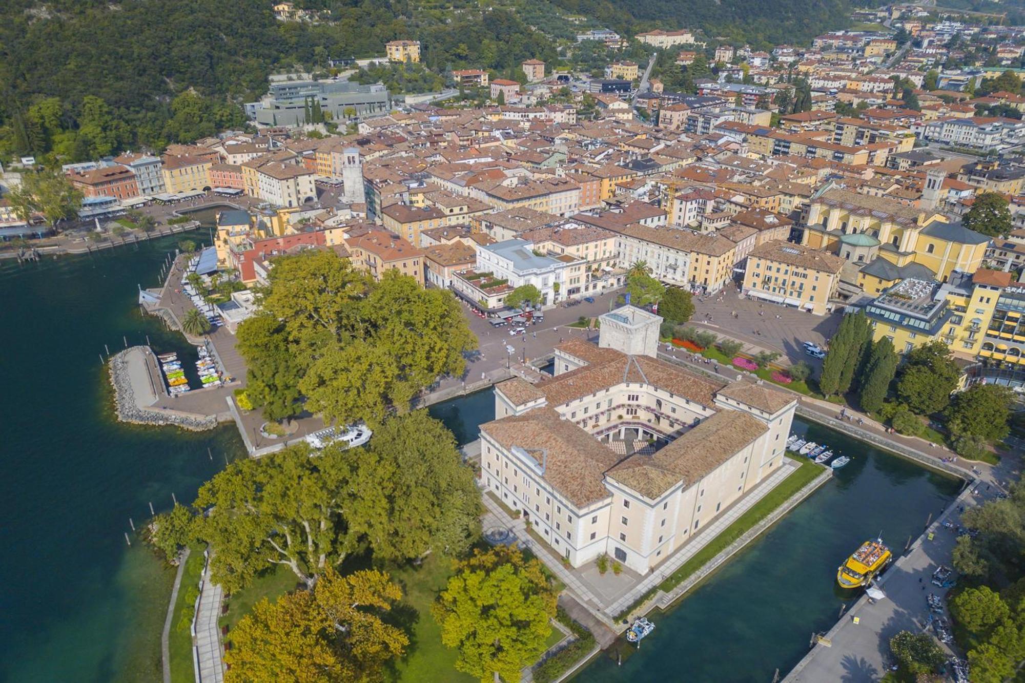 Balcone Sui Tigli Few Min From The Lake - Happy Rentals Riva del Garda Bagian luar foto
